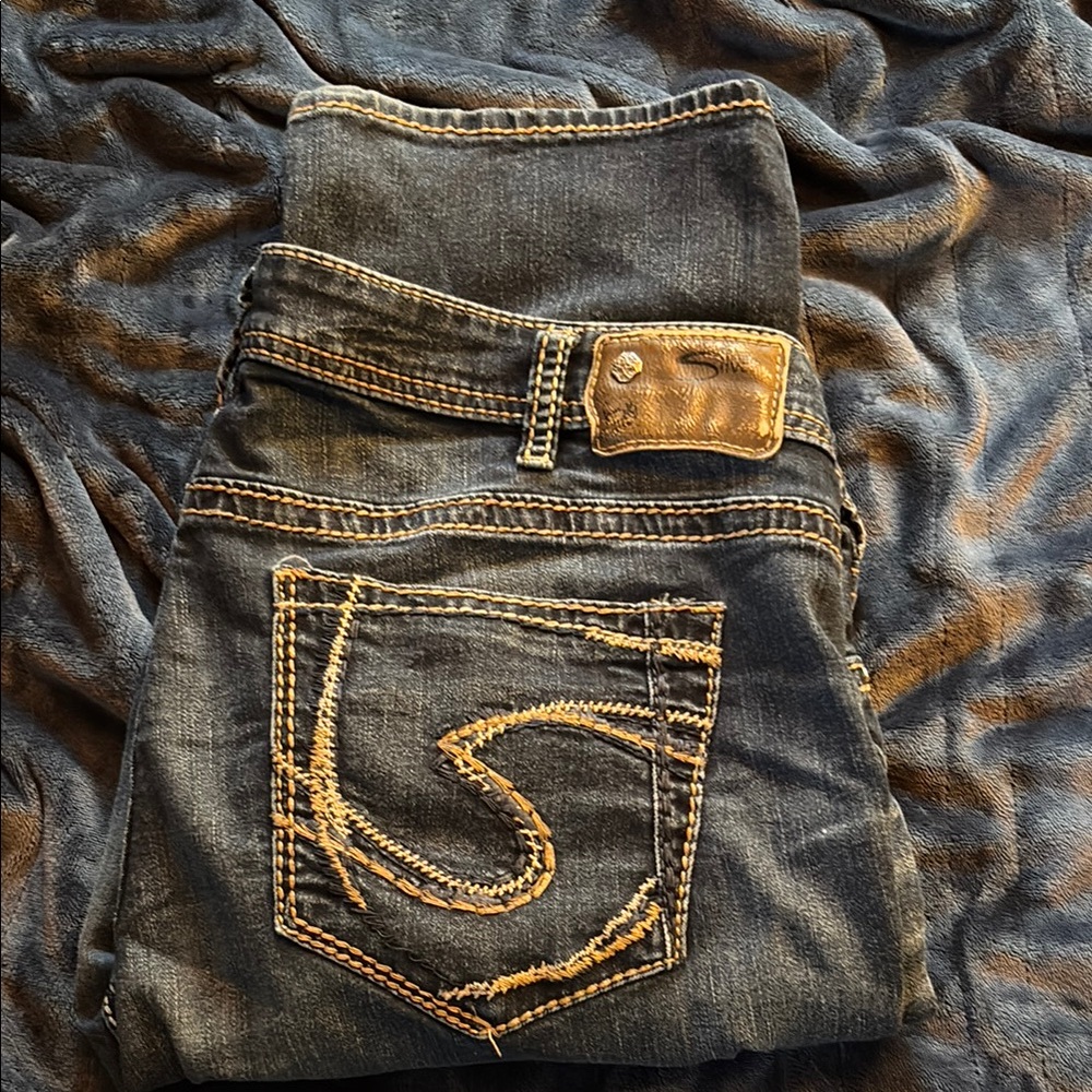 Stylish Blue Jeans with Contrast Stitching